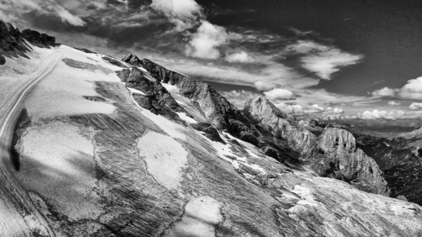 夏季の無人機から見たマルモラーダ氷河 ドロマイト山脈 — ストック写真