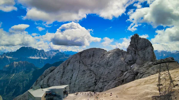 白云石山脉夏季无人驾驶飞机拍摄的Marmolada冰川空中景观 — 图库照片