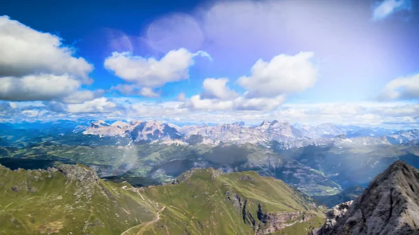 İtalya, Marmolada 'dan Dolomite Dağları hava manzarası.