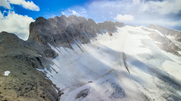 Yaz mevsiminde Marmolada Buzulu 'nun insansız hava görüntüsü, Dolomite Dağları.