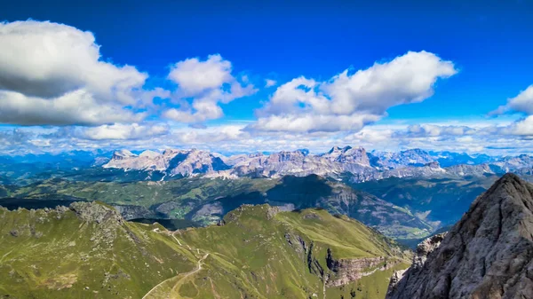 İtalya, Marmolada 'dan Dolomite Dağları hava manzarası.