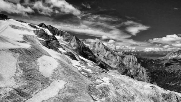Luchtfoto Van Marmolada Gletsjer Vanaf Drone Het Zomerseizoen Dolomietgebergte — Stockfoto