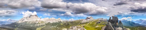 Cinco Torres Alpes Italianos Increíble Paisaje Verano Dolomite Mountain Peaks —  Fotos de Stock