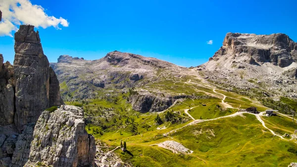 五座塔尖的空中全景山地地貌 Cinque Torri Dolomite Mountains Italy — 图库照片