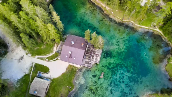 Bonito Chalet Junto Lago Montaña Increíble Vista Aérea Temporada Verano — Foto de Stock