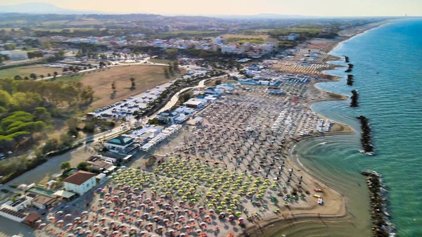 イタリア夏の無人偵察機からのMisano Adriatico Beachの空中ビュー — ストック写真