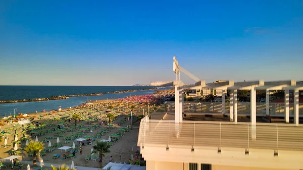 Yaz mevsiminde İHA 'dan Torre Pedrera Sahili' nin havadan görüntüsü, Rimini, İtalya.