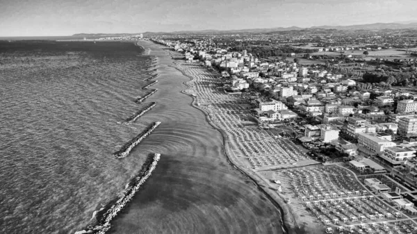 意大利里米尼 夏季从无人驾驶飞机上俯瞰托雷 佩雷拉海滩 — 图库照片