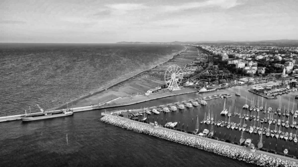 イタリア夏のドローンからのリミニ港とビーチの空中ビュー — ストック写真
