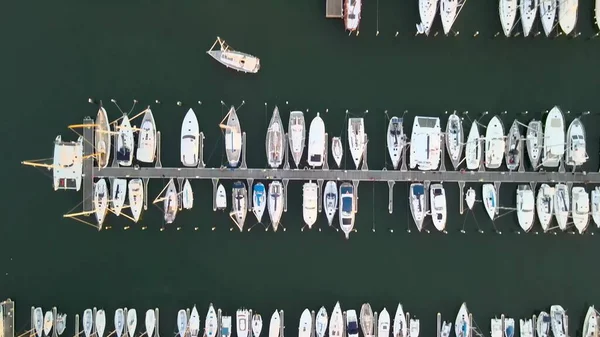 意大利里米尼港和停靠船只夏季空中俯瞰 — 图库照片