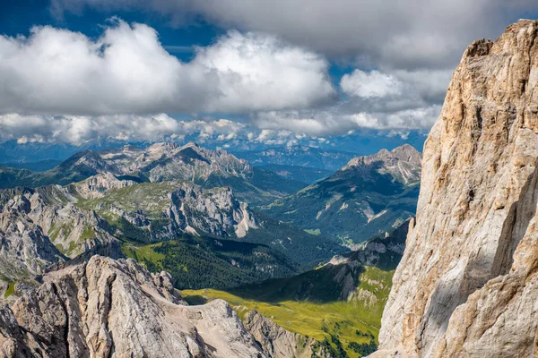 イタリア語でマルモラーダ山の頂上からの山の風景青い空に対するアルプス — ストック写真
