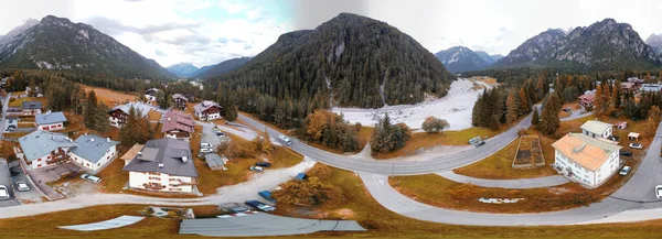 360 Grados Vista Aérea Ciudad Alpina Temporada Verano Montañas Dolomita —  Fotos de Stock