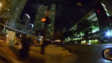 Pov, Miami Caddesi 'ndeki gece görüntülerini takip ediyor.