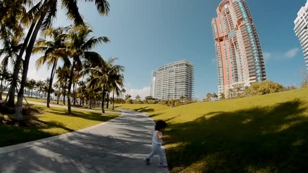 Beeldmateriaal Van Moeder Dochtertje Die Samen Het Park Wandelen — Stockvideo