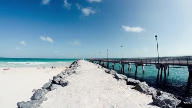 Güneşli bir günde güzel dalgalı denizin manzaralı görüntüleri.