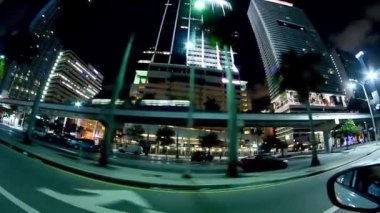 Pov, Miami Caddesi 'ndeki gece görüntülerini takip ediyor.