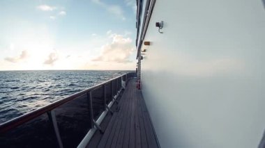 Akşamki açık deniz gezisi sırasında Cruise Gemisi Harici 'nin görüntüleri.