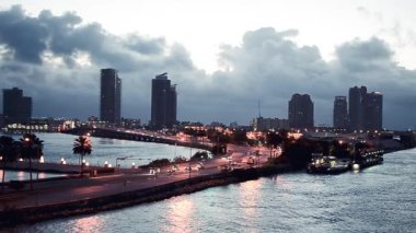 MacArthur Causeway 'den Miami silueti. Binaların yansımaları.
