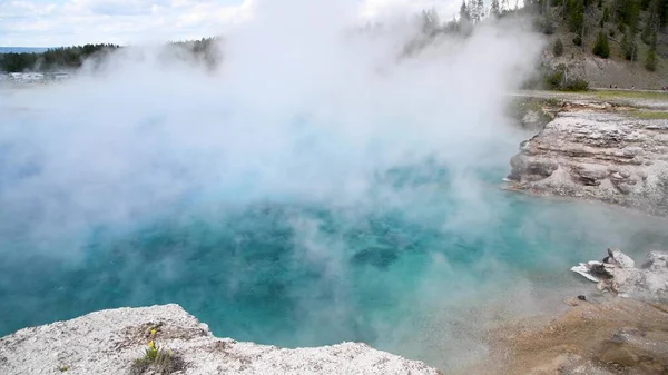Hot blue pool in Yellowstone National Park, Wyoming, USA — Stock Photo, Image