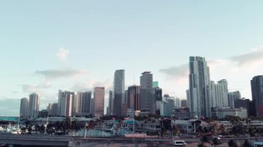 Ferre Park bölgesinden Miami hava görüntüsü. Yavaş çekim