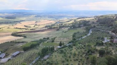 Pienza, Toskana. Ünlü ortaçağ kasabasının günbatımında hava manzarası