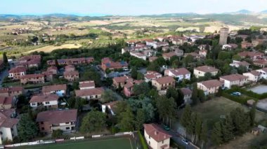 Pienza, Toskana. Ünlü ortaçağ kasabasının günbatımında hava manzarası