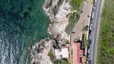 İtalya 'nın Calafuria bölgesindeki Toskana kıyı şeridinin inanılmaz hava manzarası. Yavaş çekim