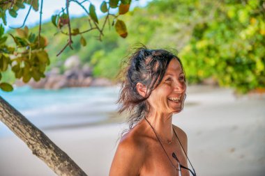 Tropik bir adada mutlu bir kadın.