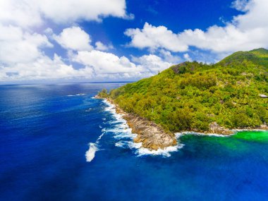 Praslin 'in güzel kıyı şeridi, Seyşeller Adaları insansız hava aracından hava manzarası.