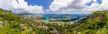 Mahe sahili ve Eden Adası, Seyşeller 'in hava günbatımı panoramik manzarası.