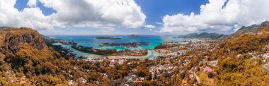 Mahe sahili ve Eden Adası, Seyşeller 'in hava günbatımı panoramik manzarası.