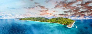 Güzel tropikal adanın havadan görünüşü.