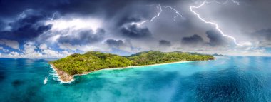 Praslin 'in hava panoramik görüntüsü. Fırtına yaklaşıyor, Seyşeller Adaları..