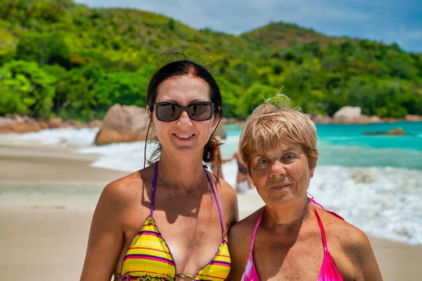 Mutter Und Tochter Glücklich Auf Tropischer Insel — Stockfoto