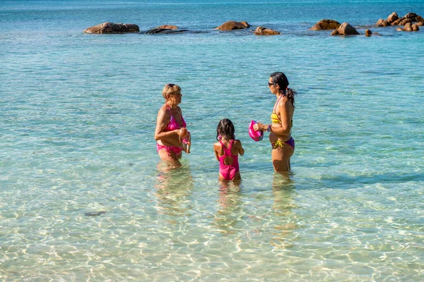 Familia Tres Personas Disfrutando Costa Una Isla Tropical Generaciones Femeninas —  Fotos de Stock