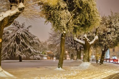 İtalya 'da kar fırtınasından sonra Lucca caddelerinin gece manzarası.