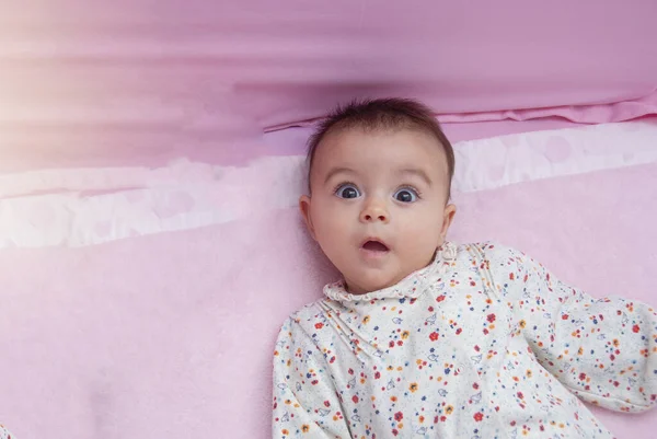 Fragender Und Überraschter Ausdruck Eines Kleinen Babys Der Wiege — Stockfoto