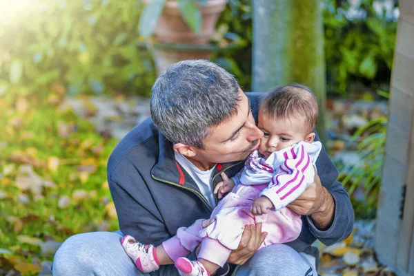 Homem Com Sua Filhinha Beijando Sua Linda Jardim — Fotografia de Stock