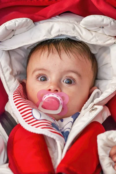 Bébé Dans Berceau Sucer Sucette Son Corps Couvert Vêtements Hiver — Photo