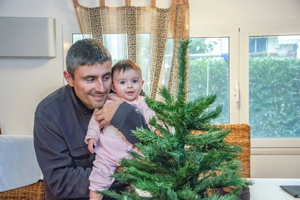 Homem Abraçando Sua Filha Casa Para Natal — Fotografia de Stock