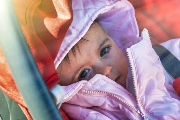 Ребенок Колыбели Готов Спать Тело Покрыто Зимней Одеждой — стоковое фото