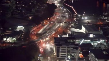 AUCKLAND - 2018 AĞUSTOS: gece şehir trafiği, hava manzarası. Yavaş çekim