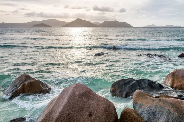 Seyşel Adaları Nın Granit Kayaları Arka Planda Güzel Bir Gökyüzü — Stok fotoğraf