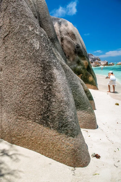 美しい背景の空を持つセイシェル諸島の花崗岩岩 アフリカ — ストック写真