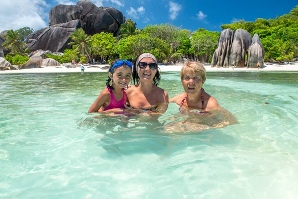 Rapariga Com Mãe Avó Relaxando Água Tropical Ilha Férias — Fotografia de Stock