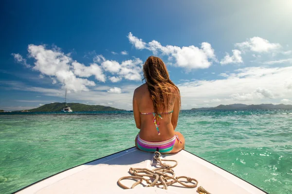 Schöne Frau Entspannt Sich Auf Einem Boot Rückansicht Seychellen — Stockfoto