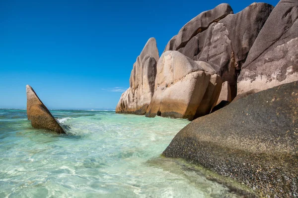 Praia Paradisíaca Pitoresca Incrível Com Rochas Granito Areia Branca Palmeiras — Fotografia de Stock