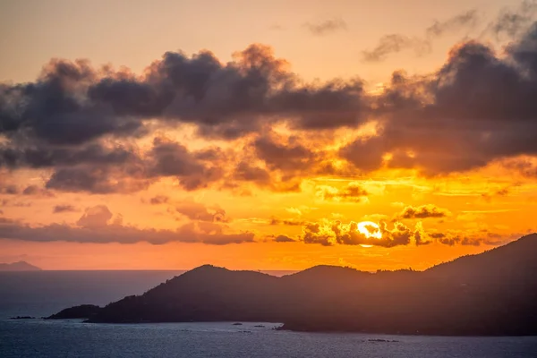 Erstaunlicher Sonnenuntergang Auf Einer Tropischen Insel — Stockfoto