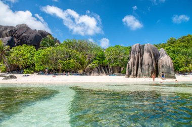 LA DİGUE, SEYCHELLES - 11 Eylül 2017: Turistler güneşli bir günde Kaynak Argent Sahili 'nde dinlenirler.