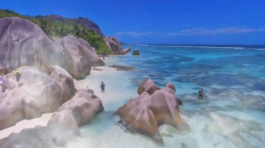 La Digue 'deki Anse Source Argent' ın inanılmaz plajı, Seyşeller İHA 'dan.